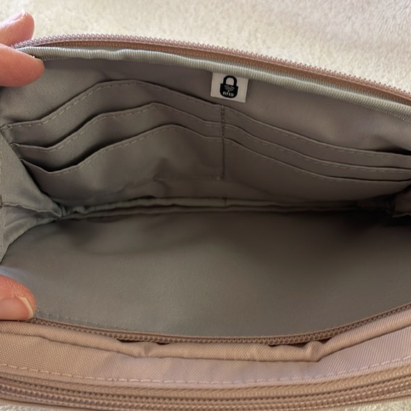 Baggallini Modern belt bag sling - Picture 4 of 6